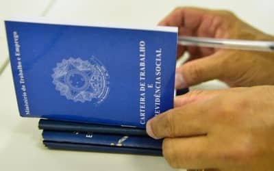 Desemprego cai a 5,2% no Brasil e atinge menor nível desde 2012, aponta IBGE